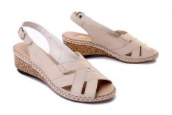 RIEKER 66189-60 beige, sandały damskie. Brązowe sandały damskie Rieker, w ażurowe wzory, ze skóry, bez obcasa, na koturnie, bez zapięcia. Za 271.92 zł.
