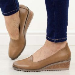 Beżowe pu półbuty damskie na koturnie Potocki 12276. Brązowe czółenka damskie POTOCKI, bez wzorów, z jeansu, z okrągłym noskiem, bez obcasa, na koturnie. Za 159.00 zł.