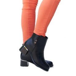 Czarne eleganckie botki z cyrkoniami Bocconi. Czarne botki damskie z gumy, eleganckie, bez obcasa, bez zapięcia. Za 120.75 zł.
