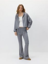 Rozpinana bluza z wiskozą - ciemnoszary. Szare bluzy damskie Reserved, l, bez wzorów, z dzianiny, bez kaptura. Za 139.99 zł.