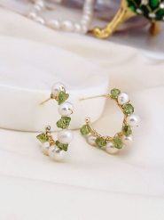 Pierres de Jade Pozłacane kolczyki-półkreole z perłami i agatami rozmiar: onesize. Białe kolczyki damskie Pierres de Jade, z agatem, pozłacane. Za 43.99 zł.