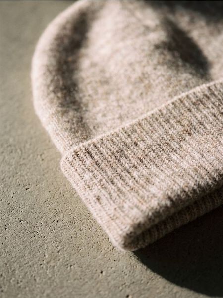 Czapka beanie basic z domieszką wełny - beżowy. Brązowe czapki damskie Sinsay, bez wzorów, z wełny. Za 19.99 zł.