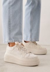 Beżowe Sneakersy na Grubej Tłoczonej Platformie Ozdobione Brokatem i Koronką Zellysh. Brązowe obuwie sportowe damskie Born2be, z jeansu, bez zapięcia. Za 109.99 zł.