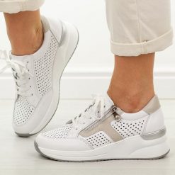 Białe skórzane ażurowe półbuty damskie Vinceza 95403. Białe półbuty damskie VINCEZA, na lato, w ażurowe wzory, z jeansu, z okrągłym noskiem, bez obcasa, na koturnie, bez zapięcia. W wyprzedaży za 215.10 zł.