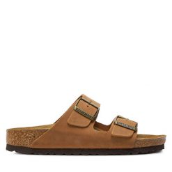 Klapki Birkenstock. Brązowe klapki damskie Birkenstock, bez wzorów, bez obcasa, bez zapięcia. Za 379.99 zł.