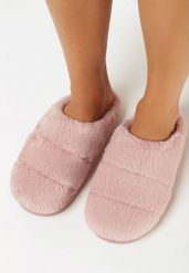 Różowe Kapcie z Miękkiego Futerka z Zakrytym Noskiem Naveritte. Czerwone kapcie damskie Born2be, z dresówki. Za 19.99 zł.
