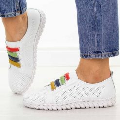 Białe ażurowe skórzane półbuty damskie Cambell 94334. Białe półbuty damskie Cambell, na lato, w ażurowe wzory, z jeansu, z okrągłym noskiem, bez obcasa, bez zapięcia. Za 219.00 zł.