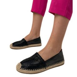 Czarne espadryle ażurowe na platformie. Czarne espadryle damskie w ażurowe wzory, z syntetyku, bez obcasa, na platformie. Za 81.09 zł.