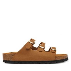 Klapki Birkenstock. Brązowe klapki damskie Birkenstock, bez wzorów, bez obcasa, bez zapięcia. Za 569.99 zł.
