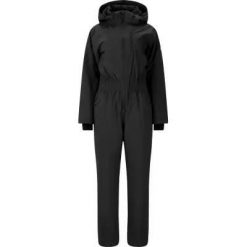 Whistler Kombinezon Louretta W Outdoor W-PRO 15000 – 100% poliester, czarny. Czarne kombinezony damskie WHISTLER, bez wzorów, z poliesteru, bez kołnierzyka, bez ramiączek. Za 471.50 zł.
