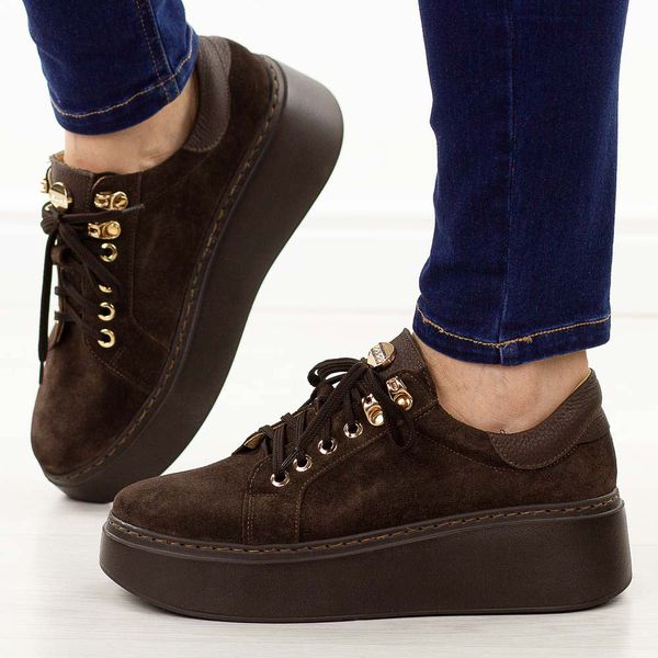 Czekoladowe skórzane sneakersy damskie Deoni D650. Brązowe obuwie sportowe damskie Deoni, na jesień, z jeansu, bez zapięcia. Za 449.00 zł.