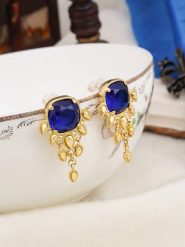 L'Atelier de Gaia Pozłacane kolczyki-wkrętki z cyrkoniami rozmiar: onesize. Niebieskie kolczyki damskie L'Atelier de Gaia, z cyrkonią, pozłacane. Za 57.06 zł.