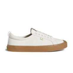 Tenisówki Cariuma OCA Low Gum Off-White Canvas. Białe trampki damskie CARIUMA, bez wzorów, z gumy, bez zapięcia. Za 314.00 zł.
