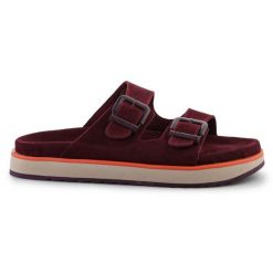 Klapki D.Franklin Nordic Sandal Buckle DFSH405004-BURG czerwone. Czerwone klapki damskie bez wzorów, bez obcasa, bez zapięcia. Za 360.01 zł.