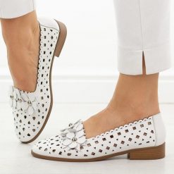 Białe skórzane półbuty damskie M.Daszyński 25113-7. Białe półbuty damskie M.Daszyński, na lato, z aplikacjami, ze skóry, bez obcasa, na płaskiej podeszwie, bez zapięcia. Za 219.00 zł.