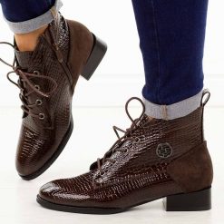 Brązowe lakierowane botki damskie Filippo DBT4824/26. Brązowe botki damskie Filippo, na jesień, z jeansu, eleganckie, z okrągłym noskiem, bez obcasa, na płaskiej podeszwie, bez zapięcia. Za 219.00 zł.