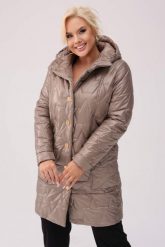 Pikowany ciemno-beżowy płaszcz Vivien z fantazyjnymi kieszeniami OVERSIZE PLUS SIZE XXL JESIEŃ. Brązowe płaszcze damskie Moda Size Plus Iwanek, na jesień, plus size, bez wzorów, z poliesteru, bez kaptura. Za 469.90 zł.