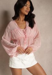 Różowa Bluzka z Wiskozą i Ozdobnym Wiązaniem z Transparentnego Materiału Rineira. Czerwone bluzki damskie Renee, bez wzorów, z jeansu, eleganckie, bez kołnierzyka, bez ramiączek. Za 84.99 zł.