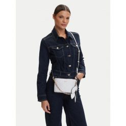 Torebka Guess. Białe torebki klasyczne damskie Guess, bez dodatków. Za 674.99 zł.