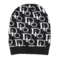 Czarna Elegancka Czapka Alpaka Damska Armodo. Czarne czapki damskie Armodo, na zimę, bez wzorów, z materiału. Za 49.99 zł.