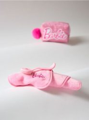 Zestaw do mycia twarzy Barbie - różowy. Czerwone body i gorsety Sinsay, bez wzorów. W wyprzedaży za 7.99 zł.