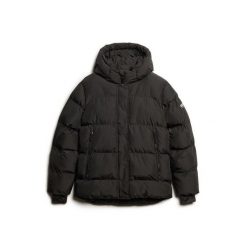 Damska kurtka z kapturem Superdry. Czarne kurtki damskie Superdry, na zimę, bez wzorów, z puchu, z kapturem. W wyprzedaży za 572.55 zł.