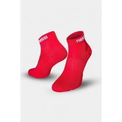 Bezszwowe skarpety oddychające Nessi Sportswear. Czerwone skarpetki damskie NESSI SPORTSWEAR, bez wzorów. Za 55.90 zł.