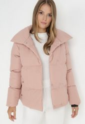 Różowa Kurtka Pikowana ze Stójką Astasia. Czerwone kurtki damskie Born2be, na zimę, l, bez wzorów, bez kaptura. Za 129.99 zł.