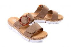 RIEKER V2392-62 beige, klapki damskie. Brązowe klapki damskie Rieker, bez wzorów, bez obcasa, na koturnie, bez zapięcia. Za 231.92 zł.