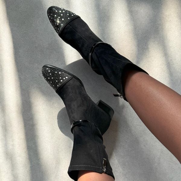 Czarne wysokie zamszowe botki damskie DiA 52-165. Czarne botki damskie DiA, na jesień, z dzianiny, eleganckie, bez obcasa, na obcasie, bez zapięcia. W wyprzedaży za 233.91 zł.