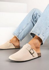 Beżowe Klapki Chodaki z Ozdobną Klamrą Alissaria. Brązowe klapki damskie Renee, bez wzorów, bez obcasa, na płaskiej podeszwie, bez zapięcia. Za 64.99 zł.