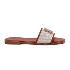 Eleganckie Klapki Damskie Z Ozdobą Na Płaskim Obcasie Camel brązowe. Brązowe klapki damskie z aplikacjami, bez obcasa, na płaskiej podeszwie, bez zapięcia. Za 114.06 zł.