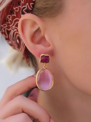 Pierres delicates Pozłacane kolczyki-wkrętki z kocim okiem i agatami rozmiar: onesize. Różowe kolczyki damskie Pierres delicates, z agatem, pozłacane. Za 65.99 zł.