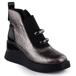 Botki damskie na koturnie srebrne S.Barski MR52-106. Szare botki damskie S.BARSKI, ze skóry ekologicznej, eleganckie, bez obcasa, na koturnie, bez zapięcia. Za 289.99 zł.
