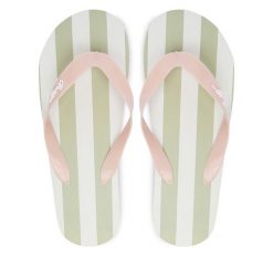 Japonki Guess. Czerwone klapki damskie Guess, z aplikacjami, bez obcasa, bez zapięcia. Za 69.99 zł.