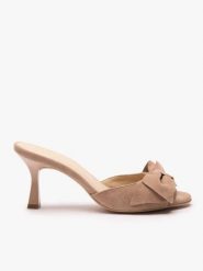 Beżowe klapki na obcasie z kokardą. Brązowe klapki damskie Ryłko, bez wzorów, z gumy, bez obcasa, na obcasie, bez zapięcia. Za 379.99 zł.