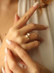 Pierres delicates Pozłacany pierścionek z perłami i cyrkoniami rozmiar: onesize. Białe pierścionki damskie Pierres delicates, z cyrkonią, pozłacane. Za 30.99 zł.