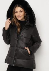 Czarna Pikowana Kurtka z Dłuższym Tyłem i Futerkiem przy Kapturze Verrira. Czarne kurtki damskie Born2be, l, bez wzorów, z jeansu, bez kaptura. Za 164.99 zł.