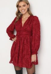 Bordowa Rozkloszowana Sukienka Koronkowa z Gumką w Pasie Semittes. Czerwone sukienki damskie Born2be, z aplikacjami, z koronki, eleganckie, bez ramiączek. W wyprzedaży za 144.49 zł.
