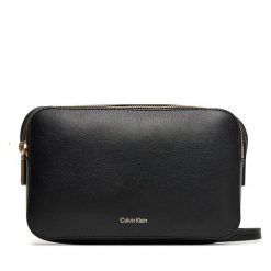 Torebka Calvin Klein. Czarne listonoszki damskie Calvin Klein, bez wzorów, bez dodatków. Za 299.99 zł.