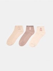 Prążkowane skarpetki z haftowanymi misiami 3 pack - kremowy. Białe skarpetki damskie Sinsay, bez wzorów, prążkowane. Za 12.99 zł.
