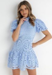 Jasnoniebieska Sukienka Cilleis. Niebieskie sukienki damskie Born2be, z aplikacjami, z koronki, eleganckie, bez ramiączek. W wyprzedaży za 186.99 zł.