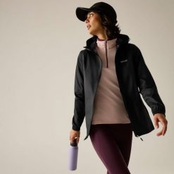 Kurtka trekkingowa damska Pack It Jacket III kieszonkowa przeciwdeszczowa. Niebieskie kurtki sportowe damskie Regatta, l, bez wzorów, z materiału, z kapturem. Za 119.99 zł.