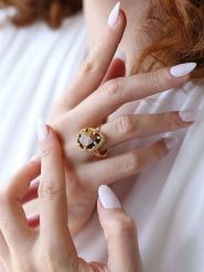 L'Atelier de Gaia Pozłacany pierścionek z tygrysim okiem rozmiar: onesize. Brązowe pierścionki damskie L'Atelier de Gaia, pozłacane. Za 79.77 zł.