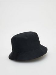 Kapelusz bucket hat - czarny. Czarne kapelusze damskie Reserved, bez wzorów, z bawełny. W wyprzedaży za 15.99 zł.
