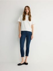 Jeansy slim fit - granatowy. Niebieskie jeansy damskie Reserved. W wyprzedaży za 39.99 zł.