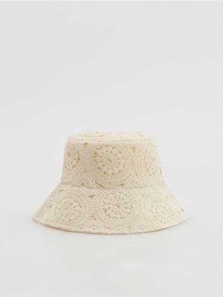 Kapelusz bucket hat - złamana biel. Kapelusze damskie Reserved, bez wzorów. W wyprzedaży za 49.99 zł.