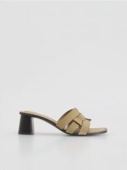 Zamszowe klapki na obcasie - beżowy. Brązowe klapki damskie Reserved, bez wzorów, z zamszu, bez obcasa, na obcasie, bez zapięcia. Za 169.99 zł.