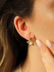 Pierres delicates Pozłacane kolczyki-wkrętki z perłami rozmiar: onesize. Białe kolczyki damskie Pierres delicates, z perłą, pozłacane. Za 39.99 zł.