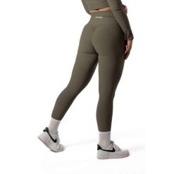 Damskie legginsy bezszwowe prążkowane z efektem scrunch – zielony szałwiowy. Zielone legginsy damskie AESTHETIC WOLF, l, bez wzorów, z dzianiny. Za 119.99 zł.